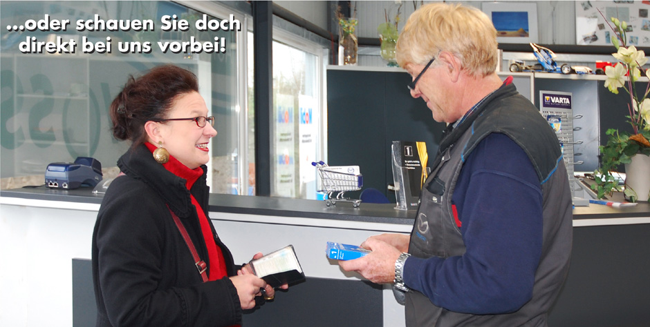 Beratungsgespräch im Autohaus mit Handschlag