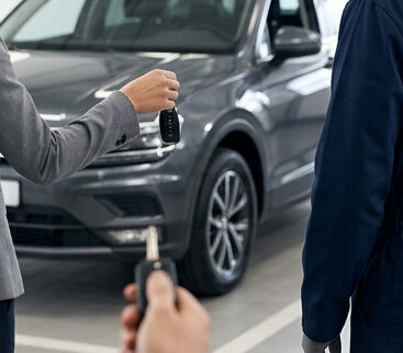 Gepflegte Gebrauchtwagen vor dem Autohaus de Voss